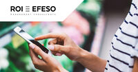 Kunde in Supermarkt beim einkaufen übers smartphone ROI-EFESO Branchenexpertise Realtime Digital Grocery