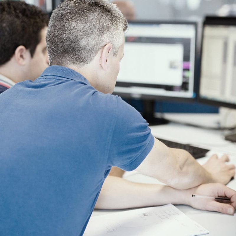 ROI Case Study - End-to-End-Digitalisierung Zwei Maenner vor einem Computer