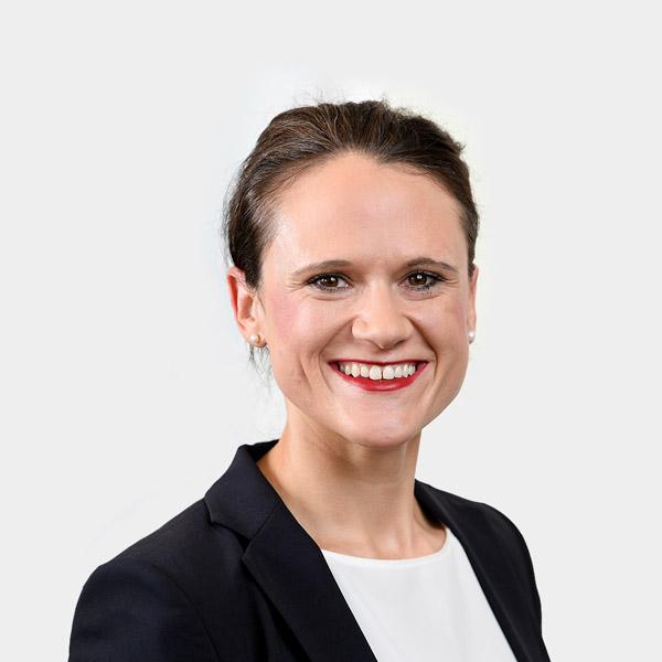 Katharina Oehler, Senior Consultant Portraetfoto von Katharina Oehler vor grauem Hintergrund