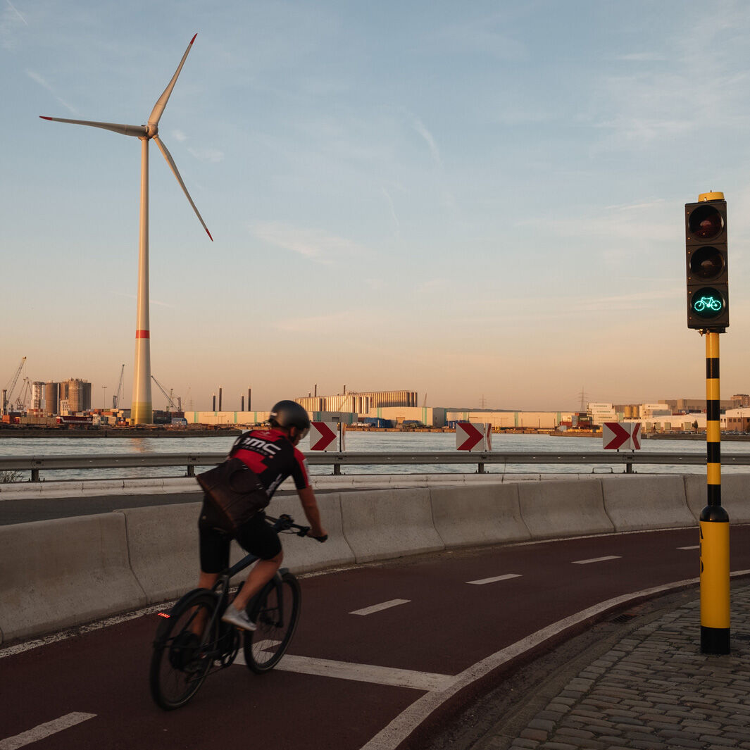 Nachhaltigkeit am Port of Antwerp Bild eines Radfahrers und Windrad am Port Antwerp