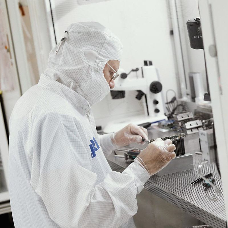 ROI Case Study - Qualität in der Produktion Bild eines Laborarbeiters in der Elektobranche