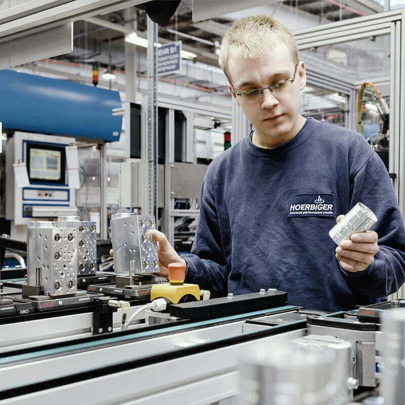 ROI Case Study - Quality Excellence Arbeiter an einer Fertigungsstraße