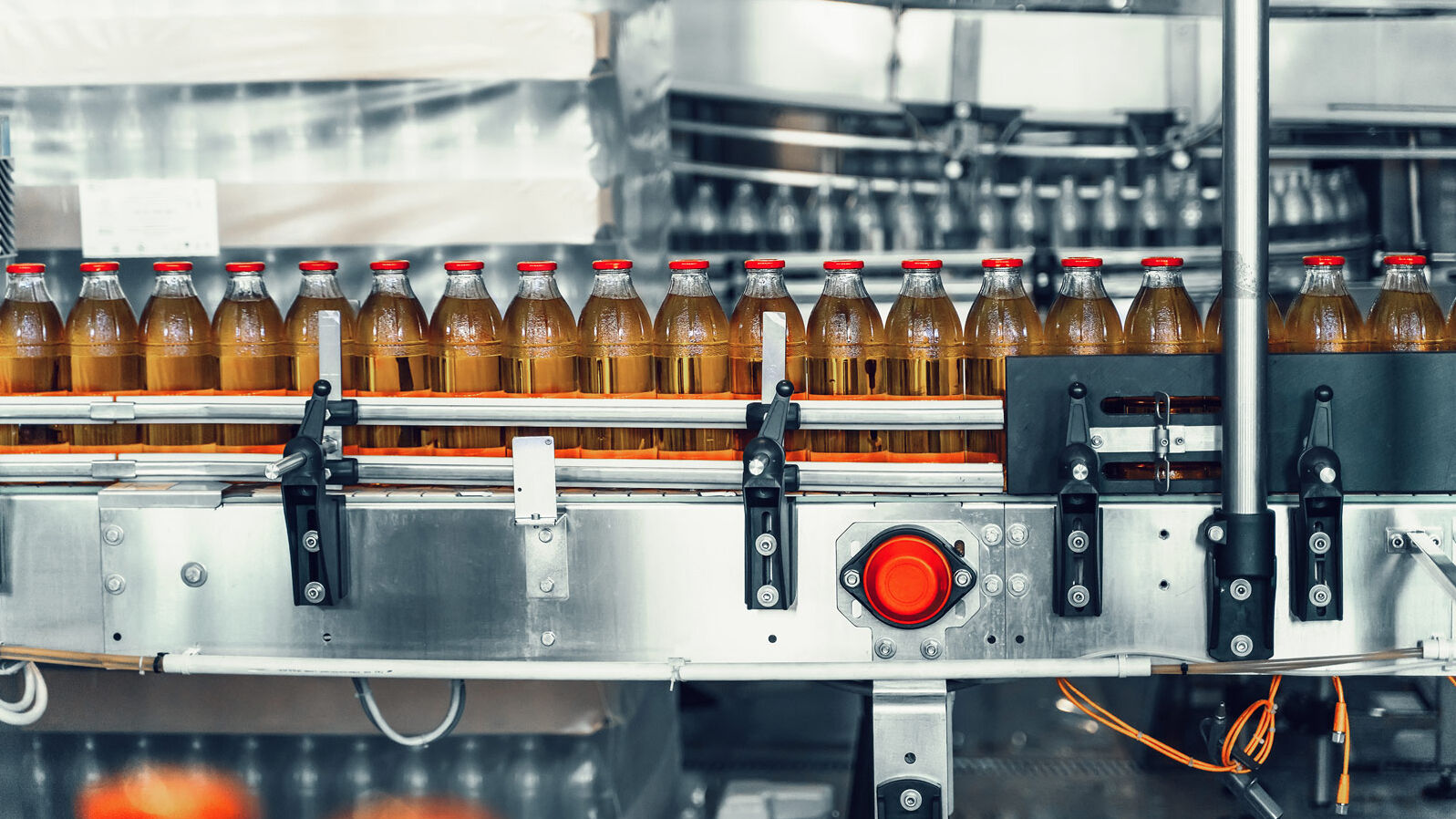 Laufband einer Brauerei, auf dem Flaschen transportiert werden