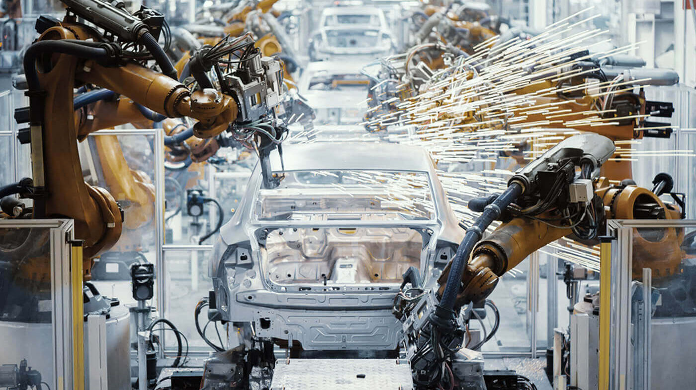 Bild einer Montagestraße für Autos mit Robotrarmen