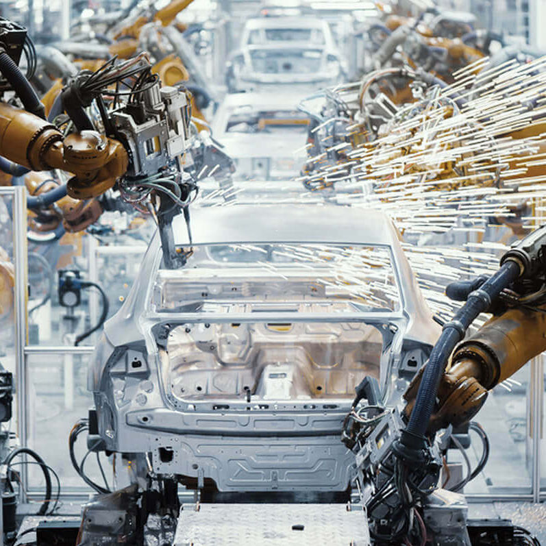 ROI Case Study - Standards für Operative Exzellenz in einem internationalen Werksverbund Bild einer Montagestraße für Autos mit Robotrarmen
