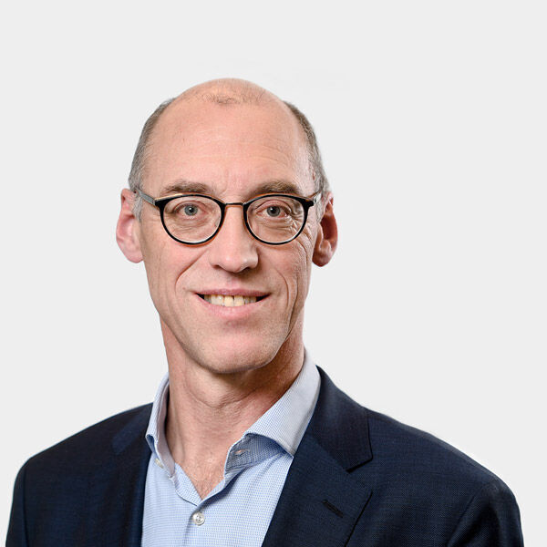 Johann Ernst, Senior Expert Portraetfoto von Johann Ernst vor grauem Hintergrund