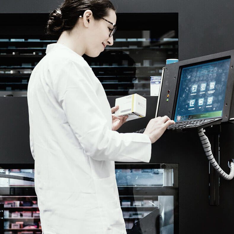 ROI Case Study - Product-Life-Circle Optimierung Frau an einer computergesteuerten Medikamentenausgabe