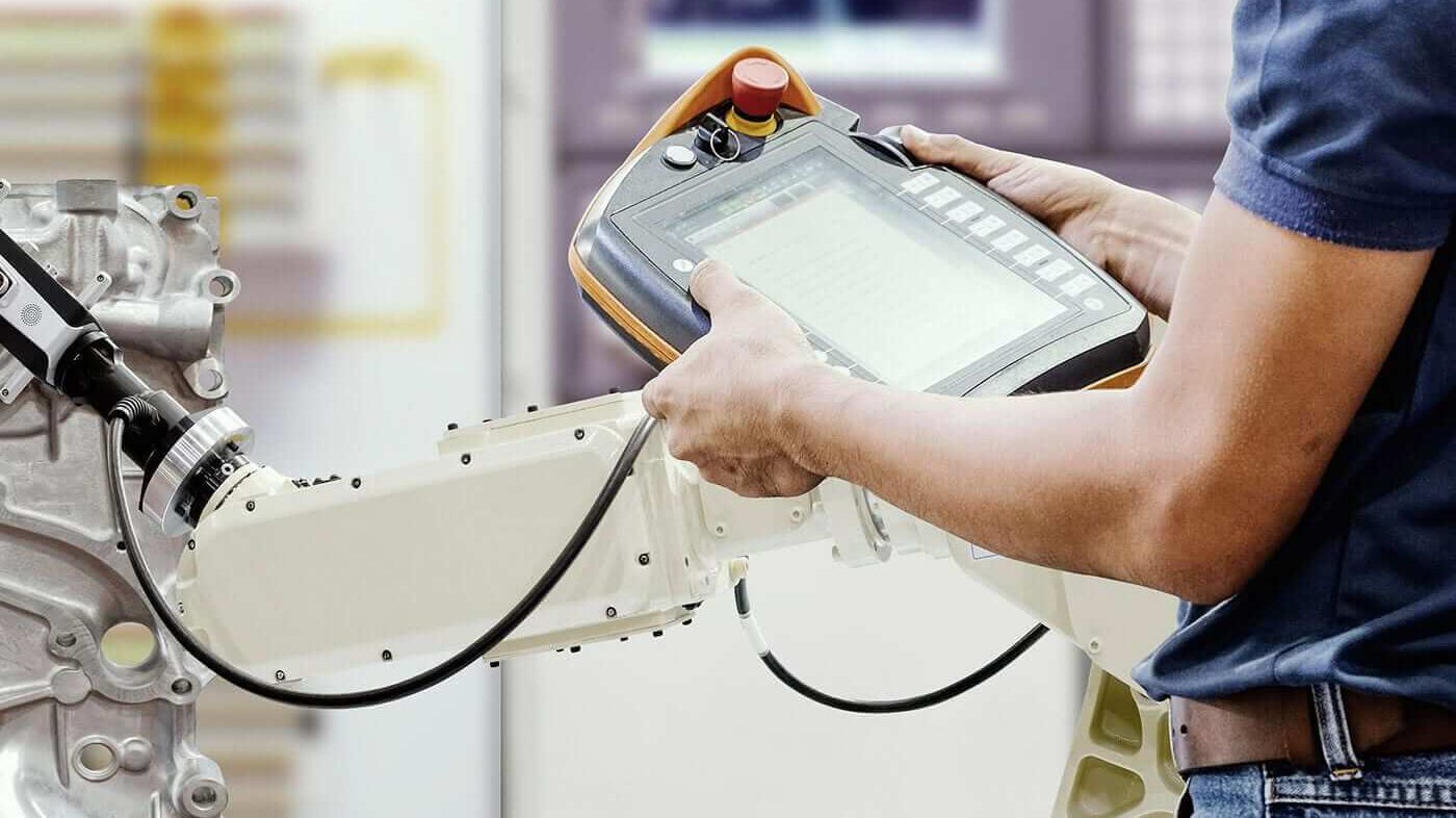 Prozessoptimierung Mann mit Kontrollpanel zur Prozessoptimierung der Produktion
