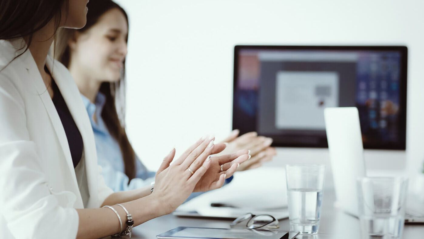 ROI Case Study -Lean Digital Manager Zwei sitzende Frauen klatschen