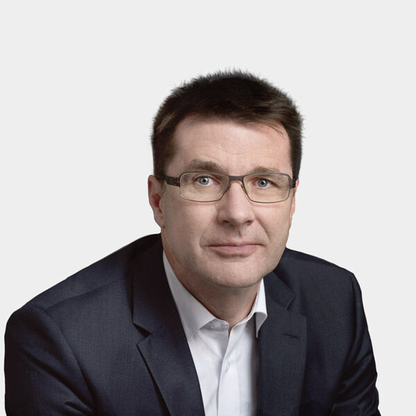 Elmar Hubner Portraitfoto von Elmar Hubner vor grauem Hintergrund