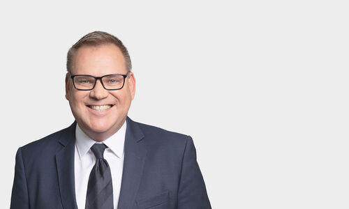 Portrait von Thomas Plasa