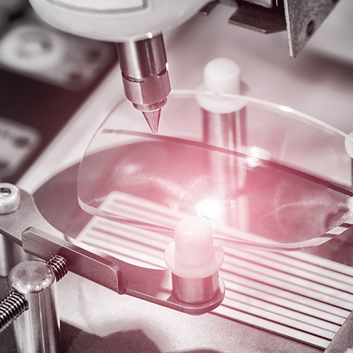 Verschlankung des Produktion und der Logistik Detailaufnahme von der Fertigung eines Brillenglases mit Lichtspiegelung
