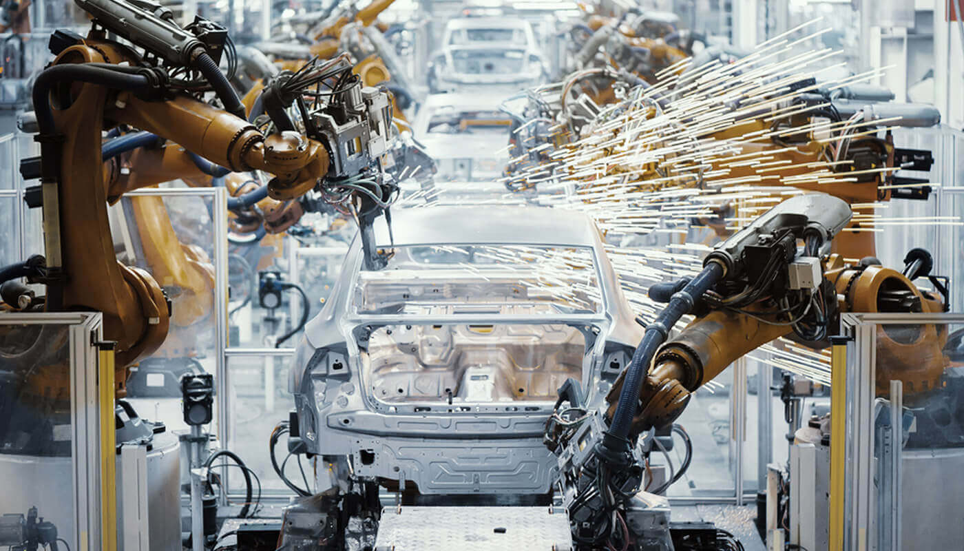 ROI Case Study - Standards für Operative Exzellenz in einem internationalen Werksverbund Bild einer Montagestraße für Autos mit Robotrarmen