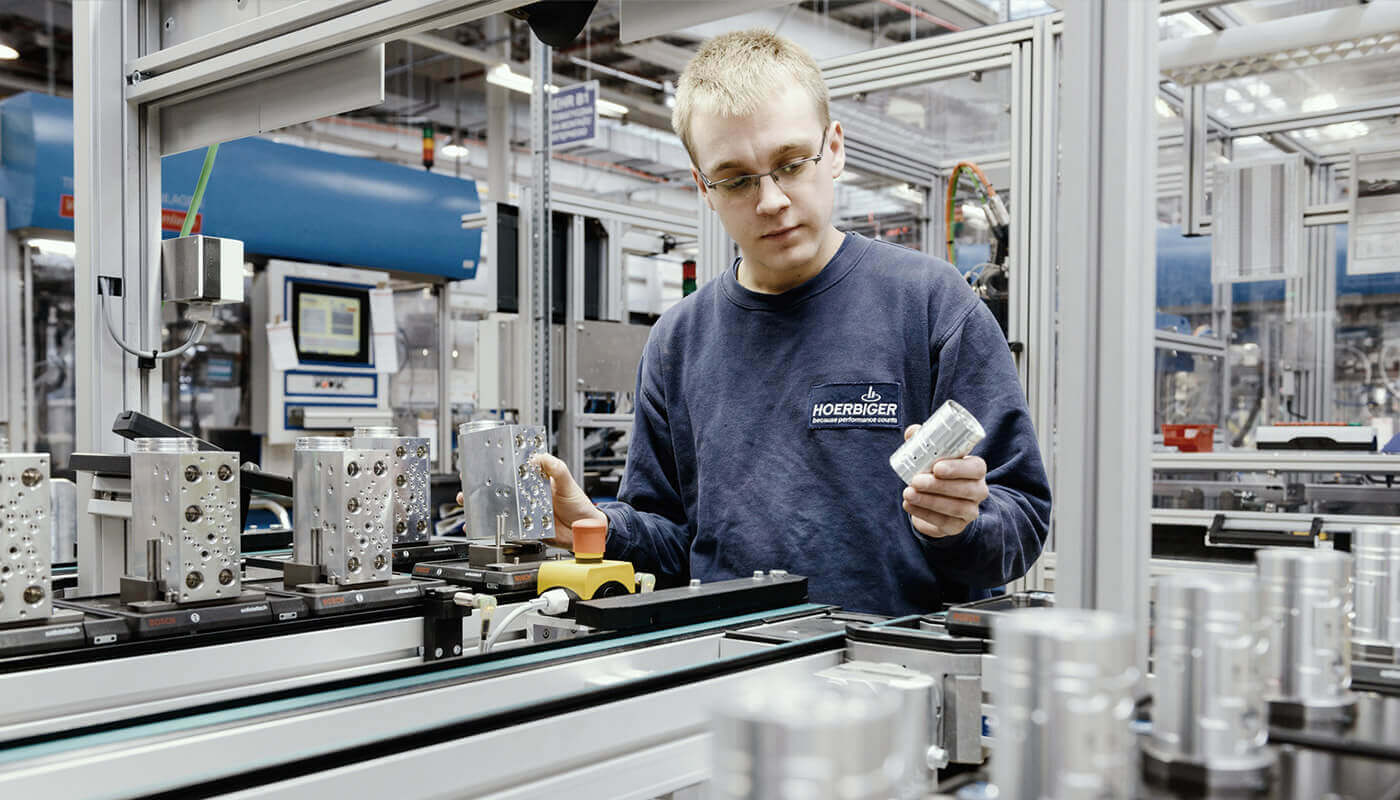 ROI Case Study - Quality Excellence Arbeiter an einer Fertigungsstraße