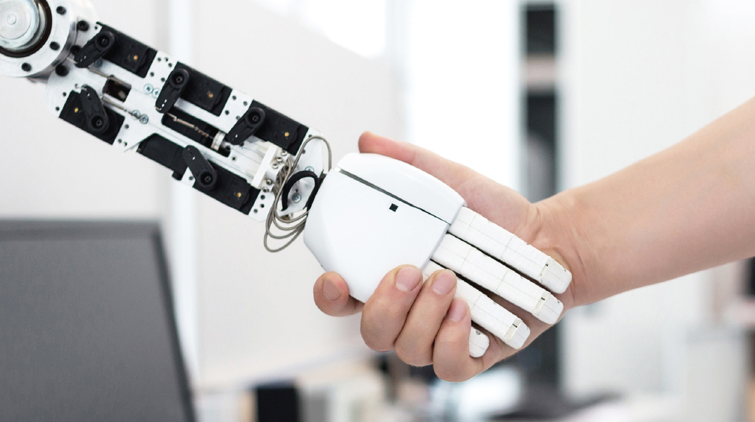 Bild von einer Hand die eine Roboter-Hand greift