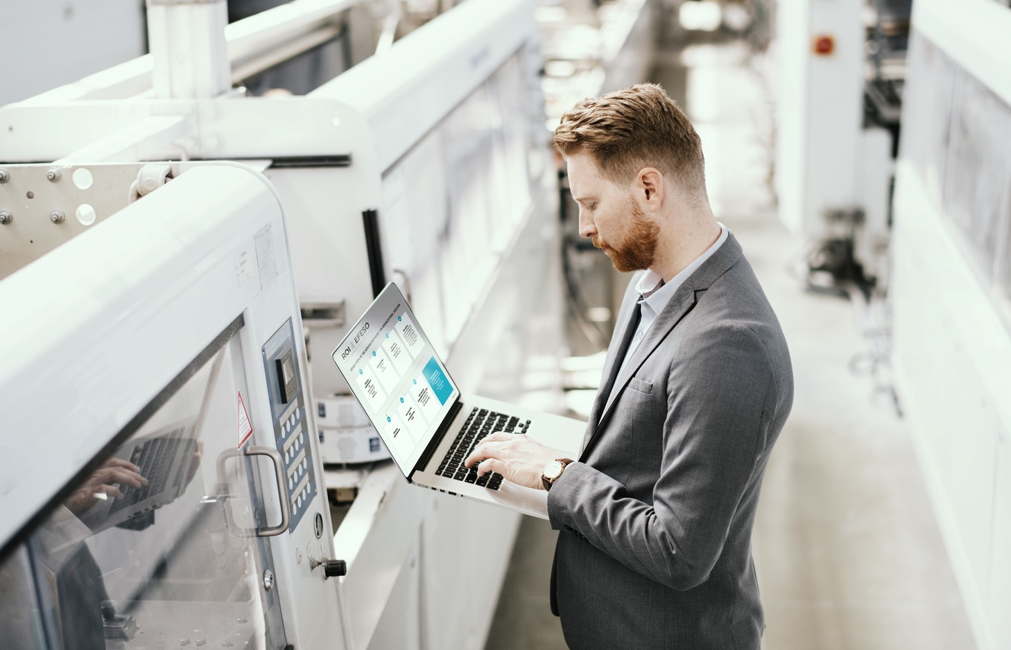 Unternehmensberater in der Fertigung mit Laptop