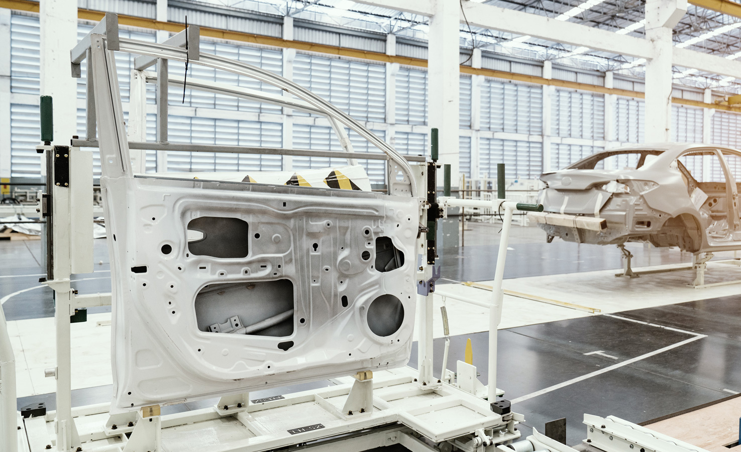 ROI Produktmanagement Tür eines Autos in einer Werkhalle