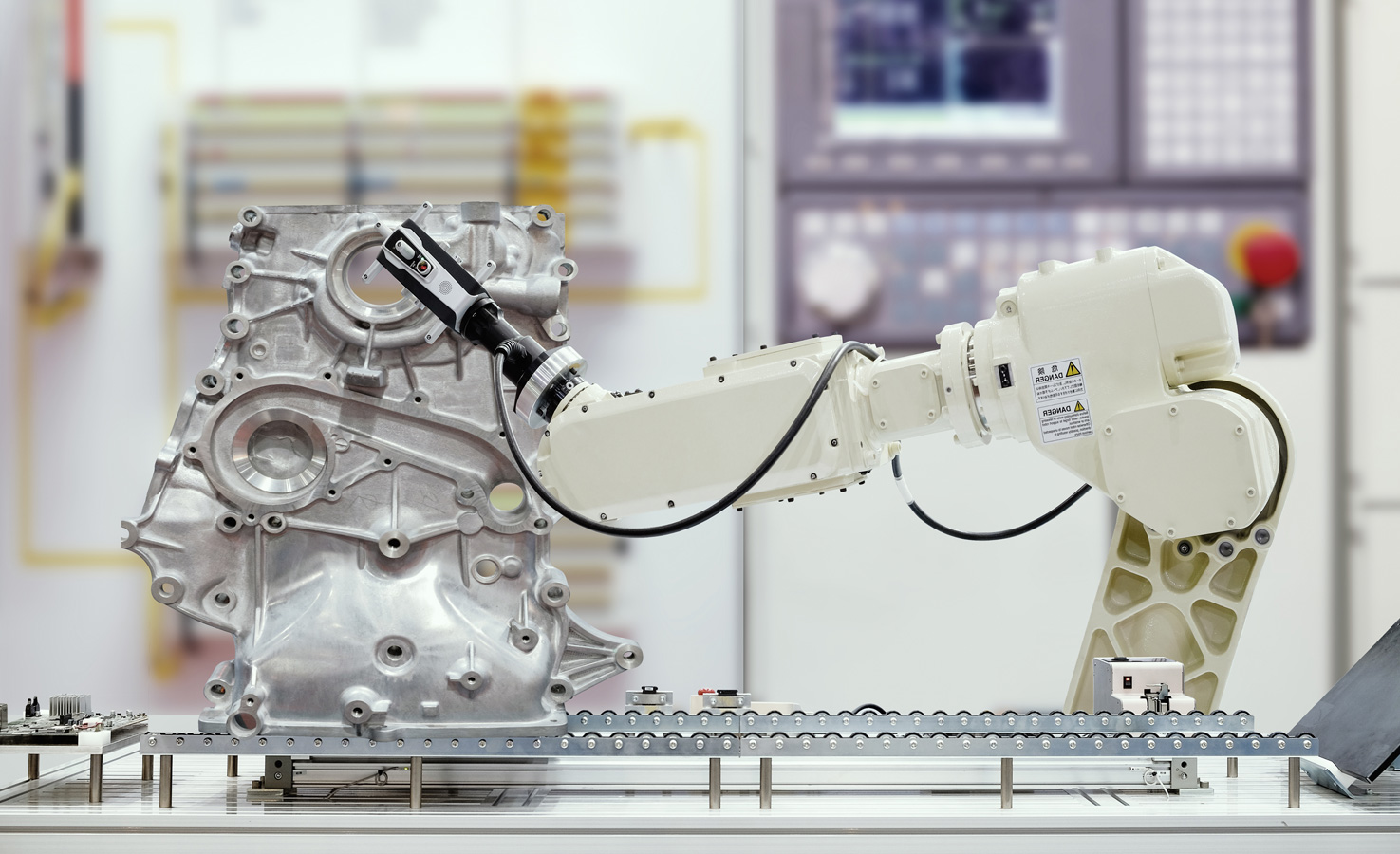 ROI F&E Produktmanagement Detailaufnahme eines Robotorarms mit einem Produkt