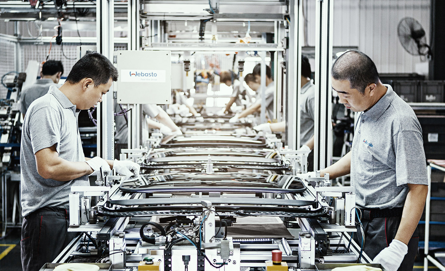 Foto einer Produktionswerkstatt in China mit 2 Menschen