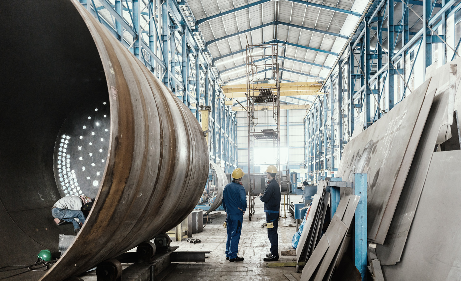 ROI OPEX Zwei Männer in einer Industriehalle
