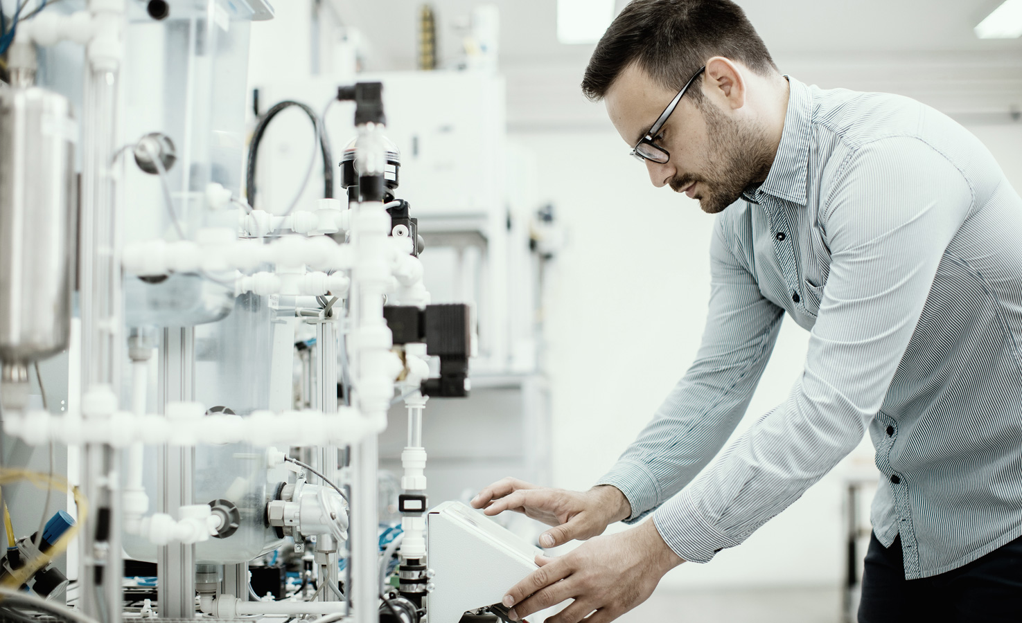 ROI OPEX Mann an einer Maschine