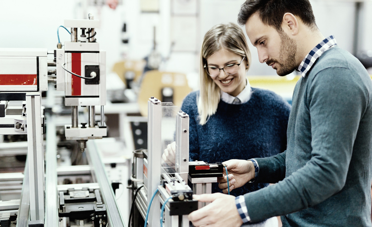ROI OPEX Zwei junge Menschen an einer Maschine