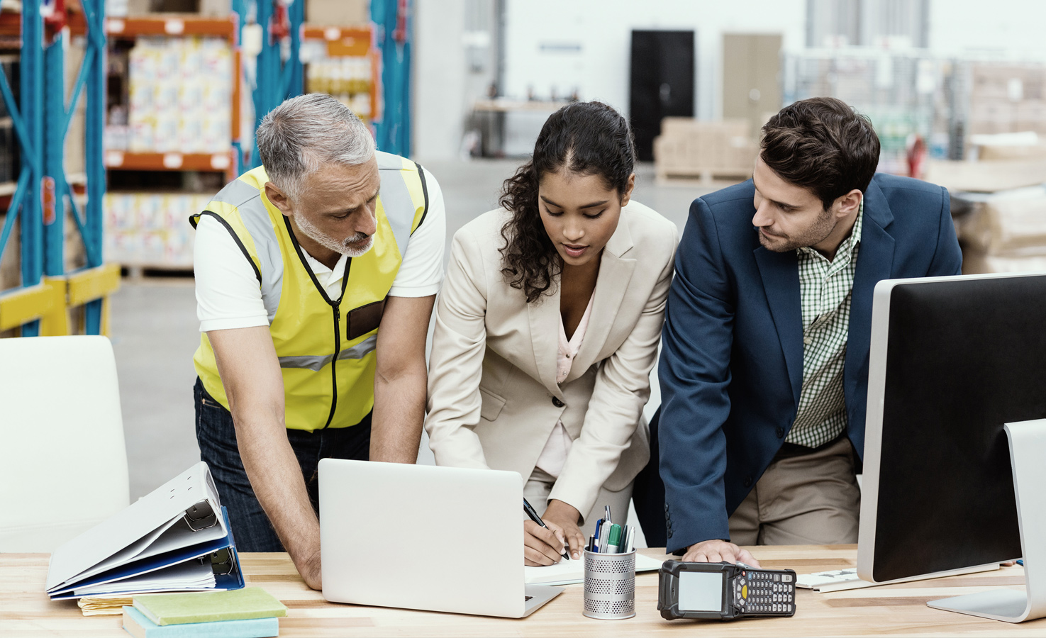 ROI Supply Chain Strategie Drei Personen im Lager vor einem Computer