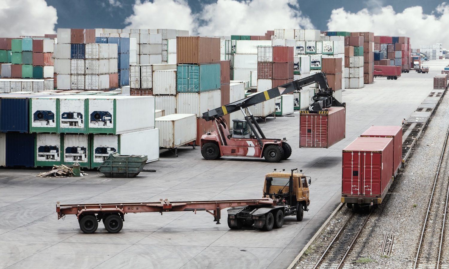 ROI Warehouse 4.0 Containerpark mit Lkw und Zug